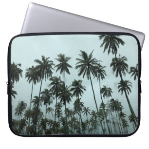 Funda Para Portátil Cocoteros verdes bajo cielo blanco por la mañana