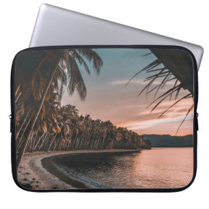 FUNDA PARA PORTÁTIL COCOTEROS VERDES QUE CRUZAN LA PLAYA