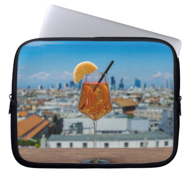 Funda Para Portátil Cóctel Spritz en una mesa con vistas a Milán (Frente)