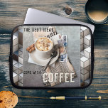 Funda Para Portátil Coffee Inspiration Building Blocks Portátil Sleeve<br><div class="desc">Manga portátil con un café sobre un fondo metálico con bloques de construcción. ¡Para empezar bien el día!</div>