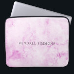 Funda Para Portátil Color de agua rosa elegante<br><div class="desc">Elegante manga portátil con tu nombre sobre un fondo acuático rosa pintado a mano.</div>