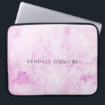 Funda Para Portátil Color de agua rosa elegante<br><div class="desc">Elegante manga portátil con tu nombre sobre un fondo acuático rosa pintado a mano.</div>
