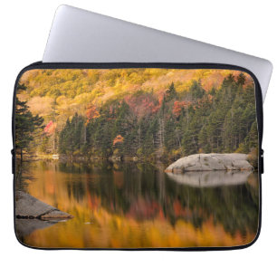 Funda Para Portátil Colores de otoño reflejados en la laguna de castor