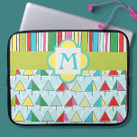 Funda Para Portátil Coloridas rayas de lago Monograma Manga para portá<br><div class="desc">Este divertido mango de portátil con motivos de franjas y barcos multicolores está listo para su monograma personal. Creado en franjas de colores vivos y veleros abstractos navegando en un lago. Elija su tamaño en el menú desplegable.</div>