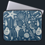 Funda Para Portátil Conchas marinas sobre azul oscuro<br><div class="desc">Patrón vectorial de tracción manual con conchas marinas</div>