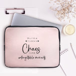 Funda Para Portátil Coordinador de caos personalizado rosa<br><div class="desc">Regale la funda de portátil rosa del Coordinador de caos personalizado, un accesorio elegante y elegante para el planificador de eventos moderno. Con su diseño de moda y su toque femenino, esta funda de portátil de bonito es perfecta para mantener los elementos esenciales mientras se celebran los coordinadores del caos...</div>