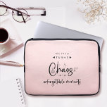 Funda Para Portátil Coordinador de caos rosado de Rubor<br><div class="desc">El Rubor Chaos Coordination Laptop Sleeve es un elegante elemento esencial para cualquier boda o planificador de eventos, con un elegante guión en blanco y negro que muestra orgullosamente al "coordinador del caos". Este accesorio moderno y práctico es el regalo perfecto para un planificador de bodas, manteniendo sus necesidades básicas...</div>