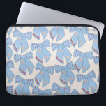 Funda Para Portátil Coquette Blue Bows<br><div class="desc">Los Navidades Azules Claros Se Doblan - Cintas De Coqueta - Arcos Rosa Y Fondo Blanco Crema.</div>