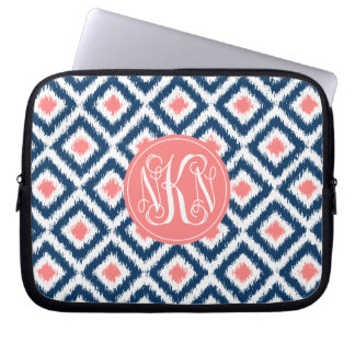 Funda Para Portátil coral del monograma 3-Letter y modelo azul de Ikat