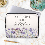 Funda Para Portátil Cotización de la Naturaleza del Jardín de Flora Si<br><div class="desc">Eleva tu portátil con la manga portátil Watercolor Purple Wildflower Garden Nature Quote. Incluye una cita "en un campo de rosas es una flor silvestre",  apta para moda boho y entusiasta de las flores.</div>