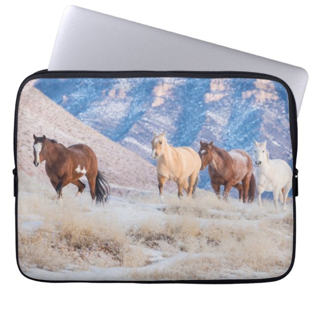 Funda Para Portátil Cowboy Horse Drive en Hideout Ranch (Frente)