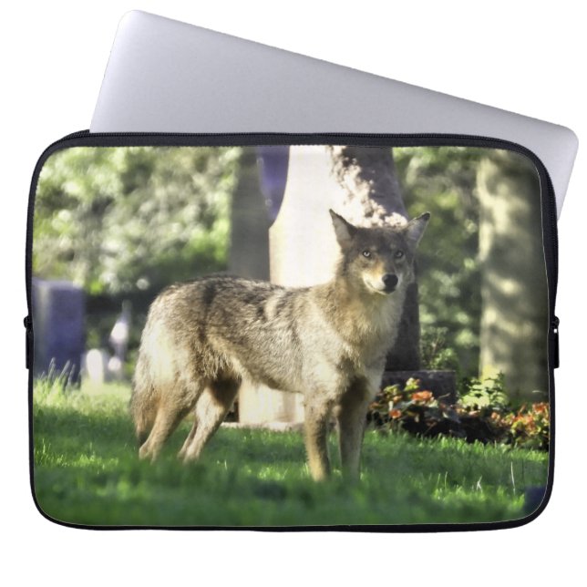 Funda Para Portátil Coyote en el cementerio (Frente)