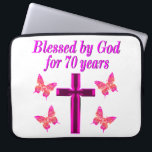 FUNDA PARA PORTÁTIL CRISTIAN PINK 70TH BIRTHDAY CROSS DISEÑN<br><div class="desc">Este cristiano y alegre de 70 años adorará celebrar cumplir 70 años con este hermoso diseño de 70 años de cruz rosa y mariposa en Tees, bolsas de té, tazas, almohadas y regalos. Delibera a su espiritual y a su Dios amando a los 70 años con un regalo de cumpleaños...</div>