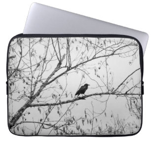Funda Para Portátil Crow en un árbol de aves