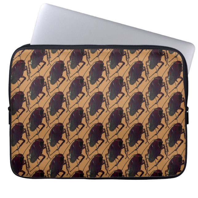 Funda Para Portátil Crunchy Cockroaches en fondo marrón (Frente)