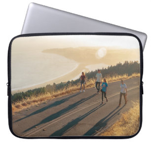 Funda Para Portátil Cuatro hombres y mujeres caminan por la carretera