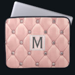 Funda Para Portátil Cuero de imitación de oro Girly Rosa|Diamantes Mon<br><div class="desc">Proteja su precioso ordenador portátil MacBook o Windows con este elegante funda portátil de rosa giratorio y de cuero falso dorado. Añada su inicial para hacerlo exclusivamente propio. Utilice "personalizar más adelante" para editar o eliminar capas como la capa monográfica, cambiar el tipo de letra o el color del tipo...</div>