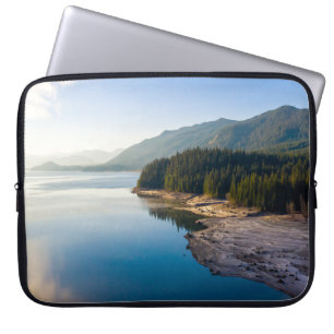 FUNDA PARA PORTÁTIL CUERPO DE AGUA CERCA DE LOS BOSQUES