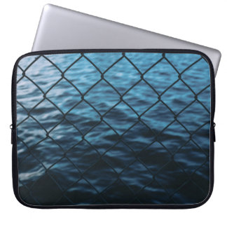 Funda Para Portátil Cuerpo de agua delante de la cerca de eslabón de l