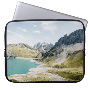 FUNDA PARA PORTÁTIL CUERPO DE AGUA RODEADA DE MONTAÑAS