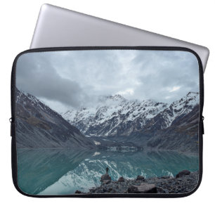 FUNDA PARA PORTÁTIL CUERPO DE MONTAÑAS CON VISTAS AL AGUA DURANTE EL D