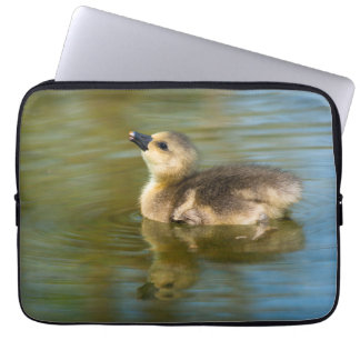 Funda Para Portátil Cute Gosling on pond