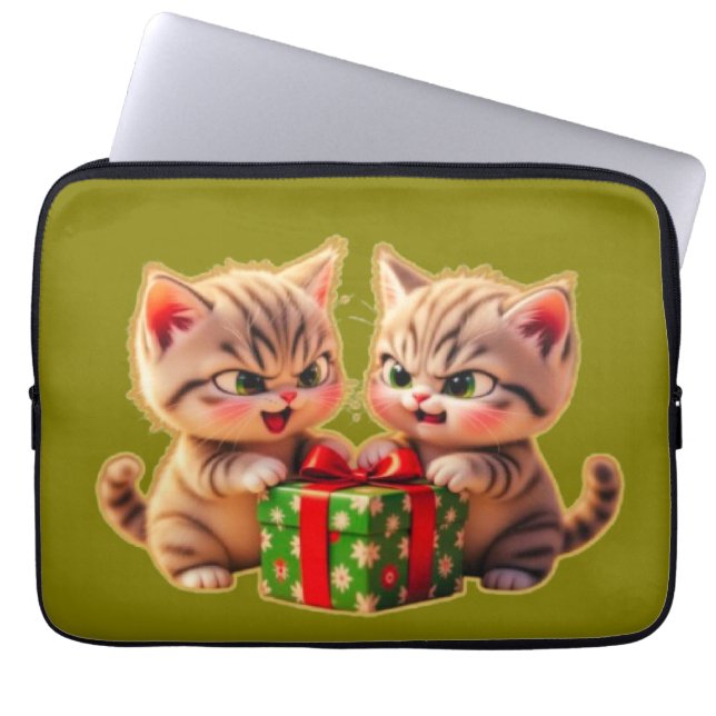 Funda Para Portátil **Cute Kittens Fighting Over a Gift – Funny Christ (Frente)