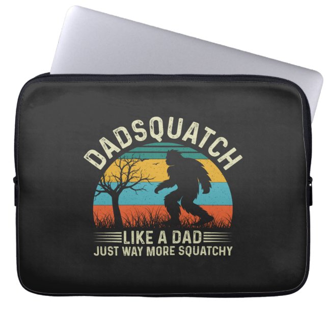 Funda Para Portátil Dadsquatch como un padre, mucho más sacioso (Frente)