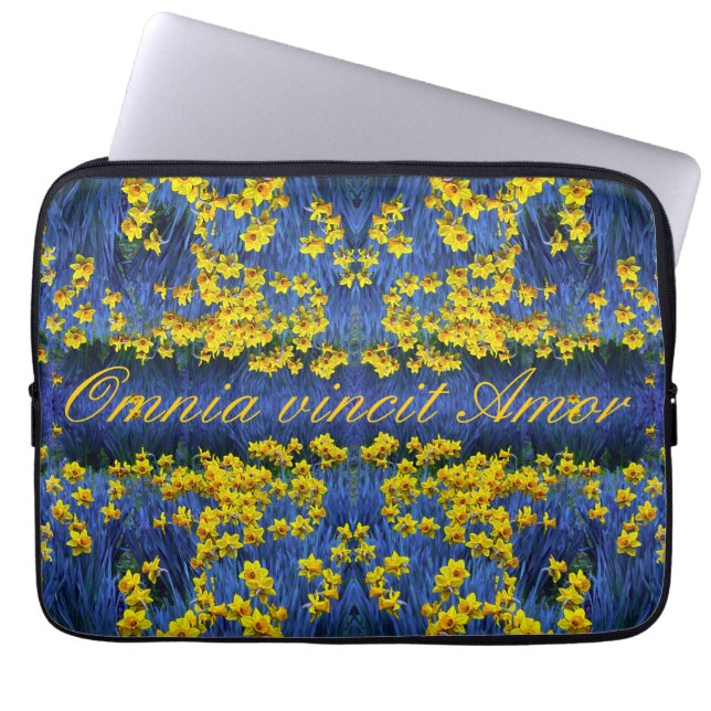 Funda Para Portátil Daffodils y Omnia vincial Amor (Frente)