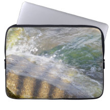 Funda para portátil de agua brillante sobre rocas