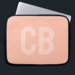 Funda para portátil de color suave de tendencia<br><div class="desc">Presenta el color primaveral de moda: Suave Peach. Funda portátil moderna y elegante con monograma de personalizable de tipo minimalista. Su diseño, sencillo y limpio, en un color sólido, ofrece un encanto atemporal y clásico. Explore nuestros colores de tendencia primaveral para obtener más productos del mismo color o descubra otros...</div>