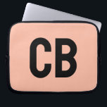 Funda para portátil de color suave de tendencia<br><div class="desc">Presenta el color primaveral de moda: Suave Peach. Funda portátil moderna y elegante con monograma de personalizable con una fuente minimalista negra clásica. Su diseño, sencillo y limpio, en un color sólido, ofrece un encanto atemporal y clásico. Explore nuestros colores de tendencia primaveral para obtener más productos del mismo color...</div>