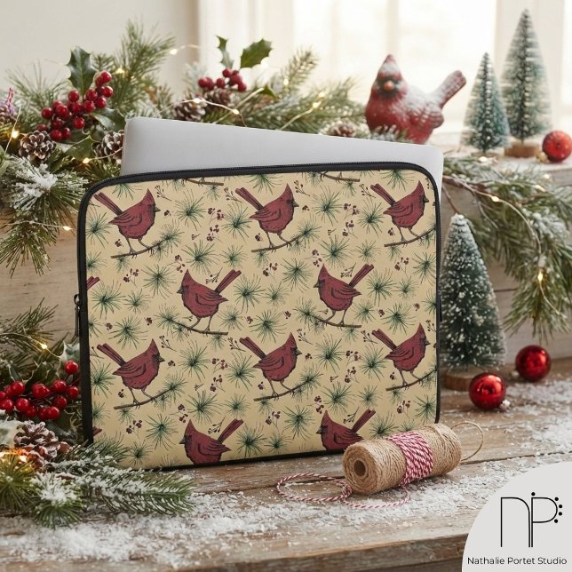 Funda para portátil de oro Winter Cardinal (This winter laptop sleeve features hand-drawn cardinals on pine for elegant holiday protection.)