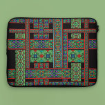 Funda para portátil de vidrio esmeralda con destel<br><div class="desc">Este panel, claro y elegante, muestra ejemplos de vidrios de estilo renacentista. Es parte de mi Colección de Vidrio Manchado que presenta diferentes diseños en hermosos tonos de joyas. El cromolitograma francés original del siglo XIX ilustra siete motivos diferentes. Creé el diseño trenzado usando cintas de patrones de vidrio manchado...</div>