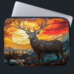 Funda Para Portátil Deer Sunset Woodland Mountains Nombre personalizad<br><div class="desc">Deer Sunset Woodland Mountains Nombre personalizado Computadora Laptop Funda Sleeve presenta un ciervo al atardecer con árboles y montañas en el fondo en un efecto de vidrio manchado y personalizado con su nombre en tipografía de escritura moderna. Perfecto como regalo para la familia y amigos por cumpleaños, Navidades, vacaciones, Día...</div>
