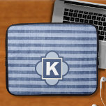 Funda Para Portátil Denim Color banda azul Monograma Manga para portát<br><div class="desc">Este funda de portátil con estriba de color con estampado de denim deportivo está listo para su monograma personal. Creado en tonos de marina y azul descolorido. Elija su tamaño en el menú desplegable.</div>