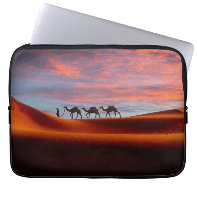 Funda Para Portátil Desiertos | Hombre y camellos en las dunas de aren (Frente)
