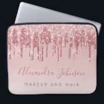 Funda Para Portátil Deslumbrador de oro rosa rosa espuma monograma<br><div class="desc">Rubor Pink - Rosa Gold Faux Dripping Purpurina y Sparkle Elegant Monogram Business Professional Hair y Make Up Beauty Promotional Work Funda o Sleeve Ordenador portátil. Este funda se puede personalizar para incluir el nombre de la secuencia de comandos de firma y el título del trabajo o cargo.</div>