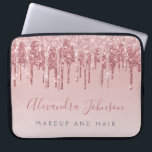 Funda Para Portátil Deslumbrador de oro rosa rosa espuma monograma<br><div class="desc">Rubor Pink - Rosa Gold Faux Dripping Purpurina y Sparkle Elegant Monogram Business Professional Hair y Make Up Beauty Promotional Work Funda o Sleeve Ordenador portátil. Este funda se puede personalizar para incluir el nombre de la secuencia de comandos de firma y el título del trabajo o cargo.</div>