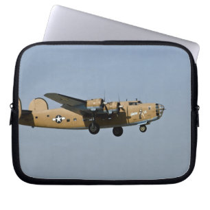 Funda Para Portátil Diamond Lil B-24 Bomber, aterrizando en Oshkosh,