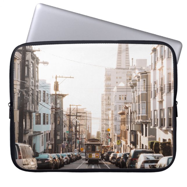 FUNDA PARA PORTÁTIL DIFERENTES VEHÍCULOS EN CARRETERA DURANTE EL DÍA (Frente)