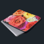 Funda Para Portátil Diseño de Ilustracion de Rosas multicolor<br><div class="desc">Elegante diseño de ilustracion de rosas multicolor para mangas portátiles. Rosas de color rojo-rosa morado amarillo y blanco. Disponible en otros productos y puede solicitarse para cualquiera de los productos ofrecidos en Zazzle.</div>