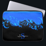 Funda Para Portátil Diseño floral azul en negro<br><div class="desc">🥇 DISEÑO ORIGINAL DE ARTE DE DERECHOS DE AUTOR DE Donna Siegrist SÓLO DISPONIBLE EN ZAZZLE! Manga de portátiles lista para su personalización. ✔ NOTA: ¡SÓLO CAMBIA LAS ÁREAS DE PLANTILLA NECESARIAS! 😀 Si es necesario, puede eliminar el texto y empezar a agregar de nuevo el texto y la fuente...</div>