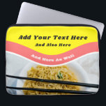 Funda Para Portátil Divertido mensaje de Personalizado de paquetes de<br><div class="desc">Añade tu propio dicho gracioso o mensaje personalizado para crear tu propio funda portátil con temática de ramen. Esta manga portátil está diseñada para que parezca un paquete de fideos ramen con gráficos rojos y amarillos brillantes encima de una foto de fideos ramen en un bol.</div>