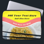 Funda Para Portátil Divertido mensaje de Personalizado de paquetes de<br><div class="desc">Añade tu propio dicho gracioso o mensaje personalizado para crear tu propio funda portátil con temática de ramen. Esta manga portátil está diseñada para que parezca un paquete de fideos ramen con gráficos rojos y amarillos brillantes encima de una foto de fideos ramen en un bol.</div>