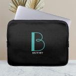 Funda Para Portátil DIY Gran Monograma y nombre, Verde azulado/blanco<br><div class="desc">Personalice este diseño de texto simple y elegante con su nombre en blanco y su gran monograma en Verde azulado sobre fondo negro.</div>