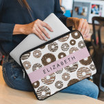 Funda Para Portátil Donuts de chocolate, donuts de caramelo, gritos, t<br><div class="desc">Patrón lindo,  divertido y adorable con donuts de chocolate y caramelo. Regalo moderno y moderno,  perfecto para el amante de los donut en tu vida. Personalice agregando su nombre,  apodo,  monograma o iniciales.</div>