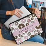 Funda Para Portátil Donuts rosados, donuts marrones, rociadores, tu no<br><div class="desc">Patrón lindo,  divertido y adorable con donuts rosados y marrones. Regalo moderno y moderno,  perfecto para el amante de los donut en tu vida. Personalice agregando su nombre,  apodo,  monograma o iniciales.</div>