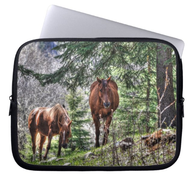 Funda Para Portátil Dos amigos de caballos, Mare y Stallion en un bosq (Frente)