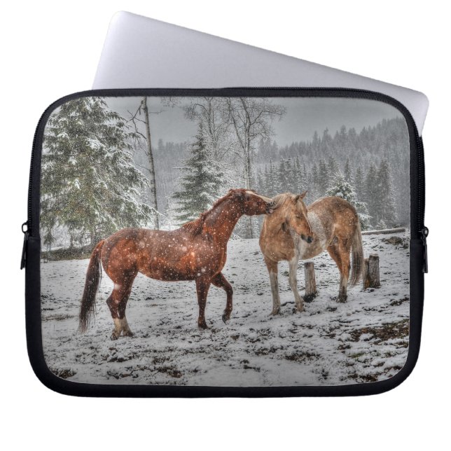 Funda Para Portátil Dos caballos de rancho amistosos jugando con foto  (Frente)
